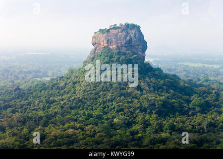 Sigiriya Felsen oder Sinhagiri oder Lion Rock Antenne Panoramablick von pidurangala Felsen in der Nähe von Dambulla in Sri Lanka Stockfoto