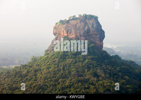 Sigiriya Felsen oder Sinhagiri oder Lion Rock Antenne Panoramablick von pidurangala Felsen in der Nähe von Dambulla in Sri Lanka Stockfoto