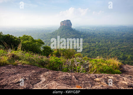 Sigiriya Felsen oder Sinhagiri oder Lion Rock Antenne Panoramablick von pidurangala Felsen in der Nähe von Dambulla in Sri Lanka Stockfoto