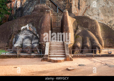 Lion's Paw am Sigiriya Felsen in der Nähe von Dambulla Sri Lankas. Sigiriya ist ein UNESCO-Weltkulturerbe. Stockfoto