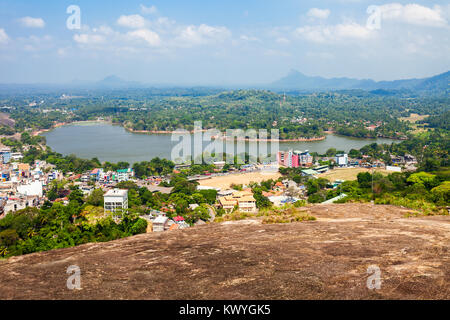 Kurunegala See und die Stadt Antenne Panoramablick von Samadhi Buddha Statue Sicht auf den Elephant Rock, Sri Lanka Stockfoto