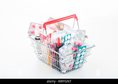 Korb mit bunten Pillen auf weißem Hintergrund Stockfoto