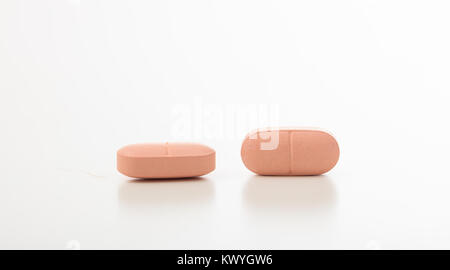 Zwei rosa Vitamine auf weißem Hintergrund Stockfoto