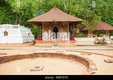 Tempel in der Nähe des Heiligen Zahns oder Sri Dalada Maligawa in Kandy, Sri Lanka, in den königlichen Palast Komplex des Königreichs von Kandy entfernt. Stockfoto