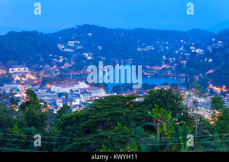 Kandy Lake und Kandy Stadt Antenne Panorama bei Sonnenuntergang von Arthur's Seat Kandy Stadt Viewpoint, Sri Lanka Stockfoto