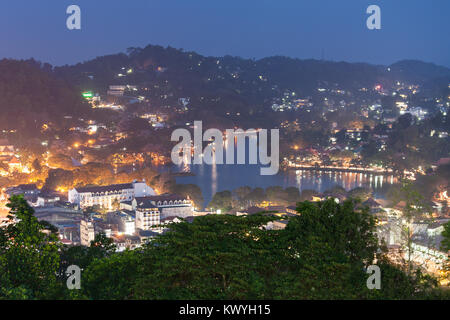 Kandy Lake und Kandy Stadt Antenne Panorama bei Sonnenuntergang von Arthur's Seat Kandy Stadt Viewpoint, Sri Lanka Stockfoto