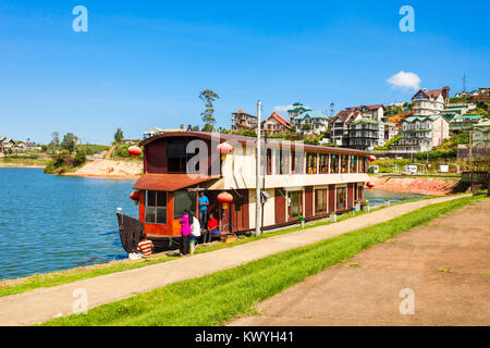 Hausboot im Gregory See in Nuwara Eliya. Gregory ist ein Stausee in der Mitte der Kaffee land Hügel Stadt Nuwara Eliya in Sri Lanka. Stockfoto