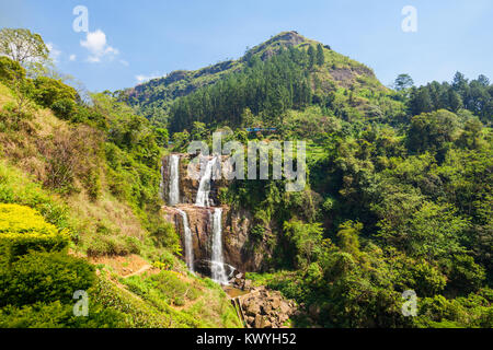 Ramboda Falls ist 109 m hoch und 11-th höchste Wasserfall in Sri Lanka. Ramboda Falls ist in Pussellawa Bereich an Ramboda Pass befindet. Stockfoto