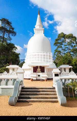 Stupa in der Internationalen Buddhistischen Zentrum Tempel in Nuwara Eliya, Sri Lanka. Stockfoto