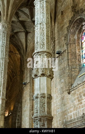 Die reich verzierten Säulen im Inneren der Kirche Santa Maria Der jeronimas Kloster in Belem, Lissabon, Portugal Stockfoto