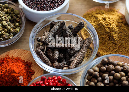 Langer Pfeffer und andere Gewürze auf einem Holz- Oberfläche Stockfoto