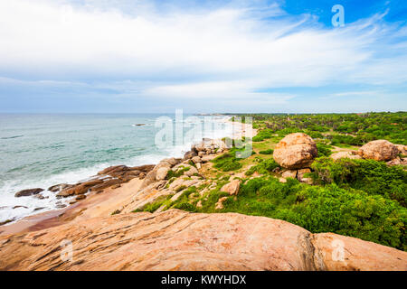 Antenne Panoramablick auf den Strand und das Meer von Kirinda Kirinda Tempel in Hambantota, Sri Lanka Stockfoto