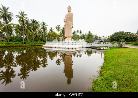 Tsunami Honganji Vihara in Hikkaduwa, Sri Lanka. Honganji Vihara Buddha Statue ia eine buddhistische Tsunami Memorial. Stockfoto