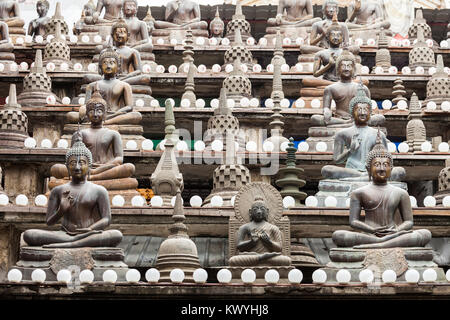 Buddha Statuen an gangaramaya Tempel in Colombo, Sri Lanka. Gangaramaya Tempel ist ein buddhistischer Tempel mit eklektischen Mix Architektur. Stockfoto