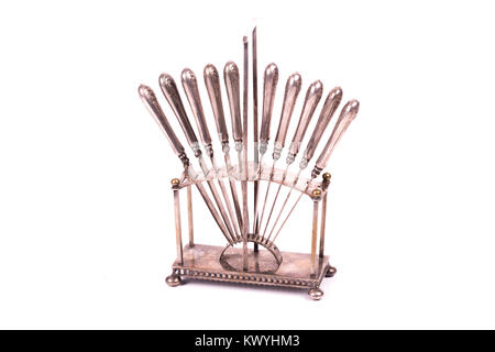 Satz silber antik Messer auf einer Halterung über einen weißen Hintergrund Stockfoto