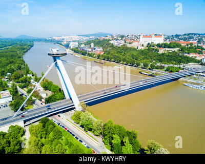 SNP Neue Brücke über den Fluss Danude Antenne Panoramablick in Bratislava. Bratislava ist die Hauptstadt der Slowakei. Stockfoto