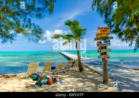 Grand Cayman, Cayman Islands, Rum Point Strand mit Blick auf das Karibische Meer und den Steg Stockfoto