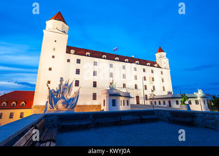 Die Burg von Bratislava oder Bratislavsky Hrad ist das Schloss von Bratislava, Hauptstadt der Slowakei bei Sonnenuntergang. Die Burg von Bratislava ist auf felsigen Hügel ab entfernt Stockfoto