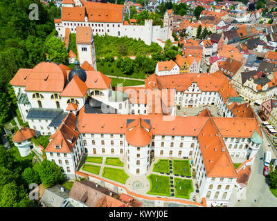 Füssen Abtei oder St. Mang Antenne Panoramablick. Das Kloster Sankt Mang ist ein ehemaliges Kloster der Benediktiner in Füssen in Bayern, Deutschland Stockfoto