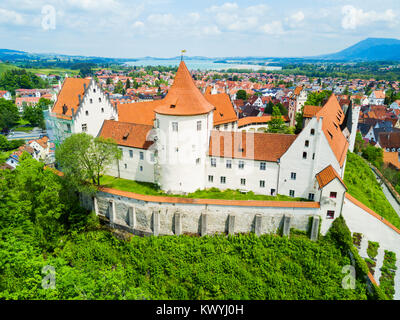 Hohes Schloss Füssen oder gotische Hohe Schloss der Bischöfe Antenne Panoramaaussicht, Deutschland. Hohes Schloss liegt auf einem Hügel über Füssen Altstadt in Swabi Stockfoto