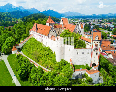 Hohes Schloss Füssen oder gotische Hohe Schloss der Bischöfe Antenne Panoramaaussicht, Deutschland. Hohes Schloss liegt auf einem Hügel über Füssen Altstadt in Swabi Stockfoto