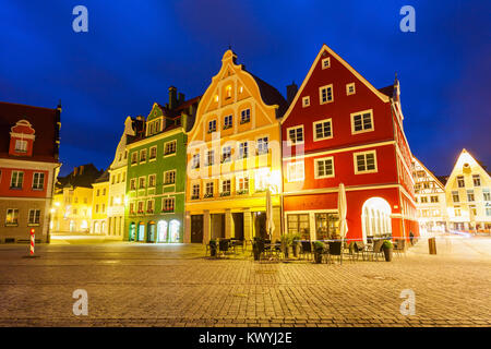 Schöne bunte Häuser in der Memminger Innenstadt. Memmingen ist eine alte Stadt in Schwaben in Bayern, Deutschland. Stockfoto