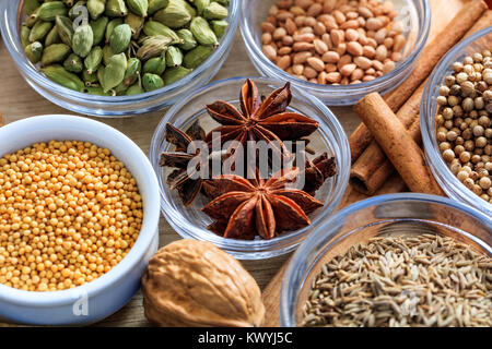 Sterne Anis und andere Gewürze auf einem Holz- Oberfläche Stockfoto