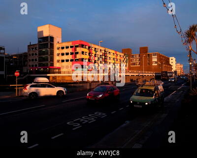 AJAXNETPHOTO. 2017. WORTHING, ENGLAND - Platzsparend - DIE NEU LACKIERT GRAFTON STREET MEHRSTÖCKIGES PARKHAUS IN DER STADT MIT BLICK AUF DAS MEER. Foto: Jonathan Eastland/AJAX REF: GR 173112 7638 Stockfoto