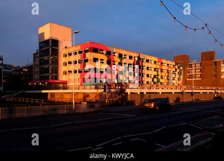 AJAXNETPHOTO. 2017. WORTHING, ENGLAND - Platzsparend - DIE NEU LACKIERT GRAFTON STREET MEHRSTÖCKIGES PARKHAUS IN DER STADT MIT BLICK AUF DAS MEER. Foto: Jonathan Eastland/AJAX REF: GR 173112 7639 Stockfoto