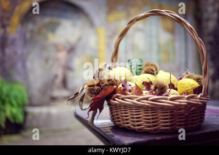 Zitronen Weidenkorb Tischdekoration im Italienischen Restaurant Stockfoto