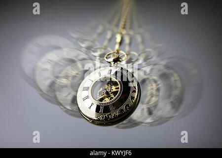 Hypnose Konzept, gold Taschenuhr schwingen in Hypnose Behandlung verwendet Stockfoto