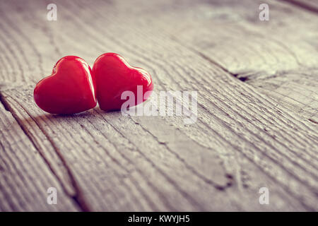 Zwei Valentines Tag Herzen auf einem hölzernen Hintergrund Konzept für Liebe, dating und Romanze mit Kopie Raum Stockfoto