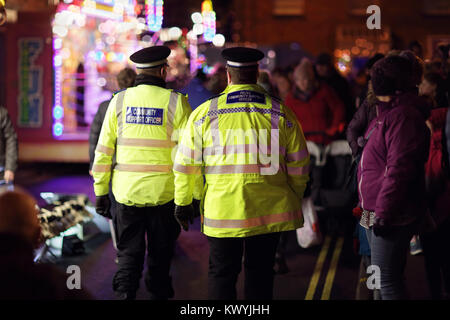 Polizei Sichtbarkeit Jacken polizeiliche Kontrolle von Menschenmengen bei einem UK-event Stockfoto