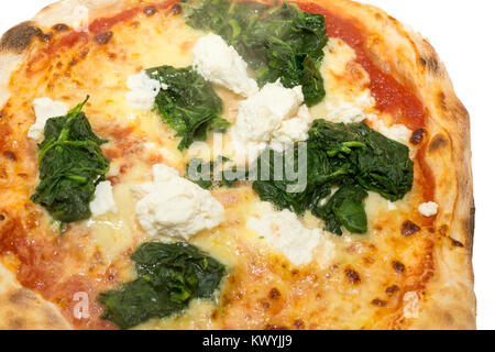 Italienische hausgemachte Pizza mit Käse und Spinat. Selektive konzentrieren. Lebensmittel, italienische Küche und Kochen. Vorbereitung der italienische Pizza Stockfoto