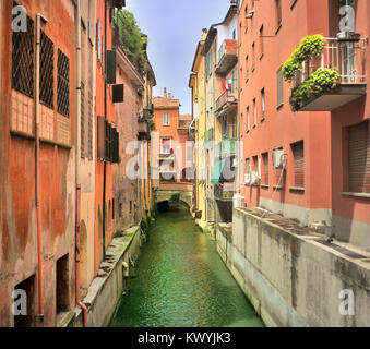 Blick auf den Kanal von Reno via Guglielmo Oberdan, Bologna, Italien Stockfoto