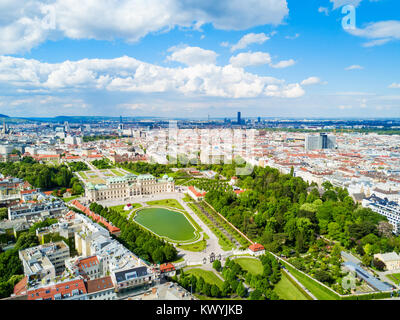 Schloss Belvedere Antenne Panoramablick. Das Schloss Belvedere ist ein historischer Gebäudekomplex in Wien, Österreich. Belvedere wurde als Sommerresidenz erbaut Stockfoto