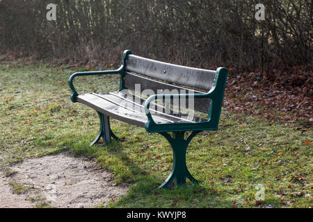 Bishops Stortford, St Michael's Mead, Southern Country Park, Sitzbank, frostigen Morgen Stockfoto