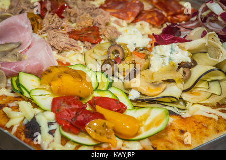 Rechteckige Form und Dicke hand made Focaccia Pizza. Close-up. Lebensmittel, italienische Küche und Kochen. Vorbereitung der italienische Pizza Stockfoto