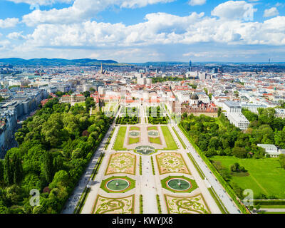 Schloss Belvedere Antenne Panoramablick. Das Schloss Belvedere ist ein historischer Gebäudekomplex in Wien, Österreich. Belvedere wurde als Sommerresidenz erbaut Stockfoto