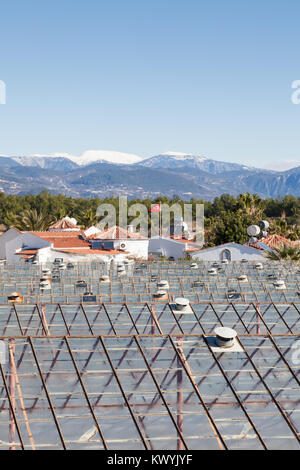 Der Blick über die industrielle Gewächshäuser auf einem Bauernhof in Turkler in der Provinz Alanya, auf die Landschaft im Süden der Türkei. Stockfoto