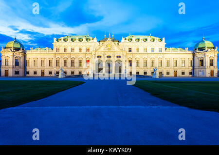 Das Schloss Belvedere ist ein historischer Gebäudekomplex in Wien, Österreich bei Sonnenuntergang. Belvedere wurde als Sommerresidenz für Prinz Eugen von Savoyen errichtet Stockfoto