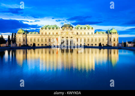 Das Schloss Belvedere ist ein historischer Gebäudekomplex in Wien, Österreich bei Sonnenuntergang. Belvedere wurde als Sommerresidenz für Prinz Eugen von Savoyen errichtet Stockfoto