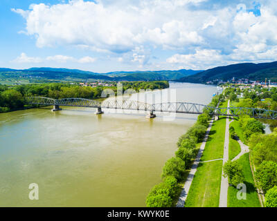 Donau und Wachau Antenne Panoramablick in Krems. Krems an der Donau ist eine kleine Stadt in der Wachau in Österreich. Stockfoto