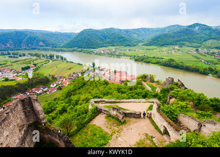 Durnstein Antenne Panoramablick von durnstein Schloss. Durnstein ist eine kleine Stadt an der Donau in der Wachau, Österreich. Stockfoto