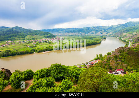 Durnstein Antenne Panoramablick von durnstein Schloss. Durnstein ist eine kleine Stadt an der Donau in der Wachau, Österreich. Stockfoto