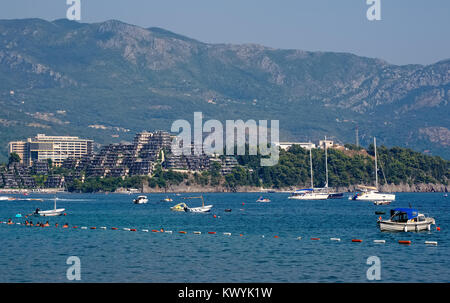 Montenegro, Budva, mit Blick auf den Komplex der VIP Apartments Dukley Gärten an der Adria Küste Stockfoto