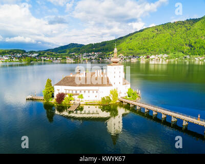 Gmunden Schloss Ort oder Schloss Orth am Traunsee Antenne Panoramaaussicht, Österreich. Gmunden Schloss Ort ist eine österreichische Schloss um 1080 gegründet. Stockfoto