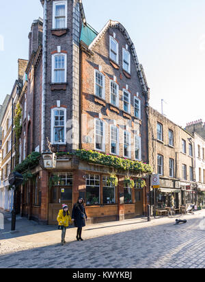 Die blauen Beiträge Pub in Berwick Street Market Area von Soho, London, England, UK. Stockfoto