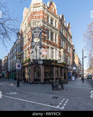 Die Cambridge Pub in der Charing Cross Road, Soho, London, England, UK. Stockfoto