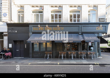 Balans Soho Gesellschaft Café an der Ecke der Frith Street und Old Compton Street, Soho, London, England, UK. Stockfoto